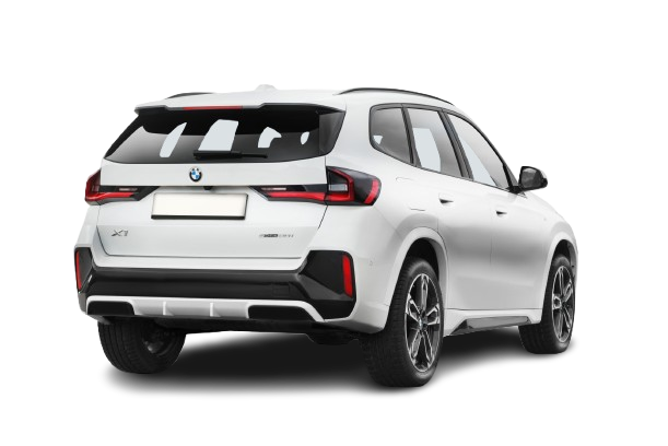 Fahrschule Teke - Führerschein Klasse - Schräge Heckansicht des weißen BMW X1 S Drive 2.0i (Modelljahr 2024) vor transparentem Hintergrund, die sportliche Linien und Heckdesignelemente hervorhebt.